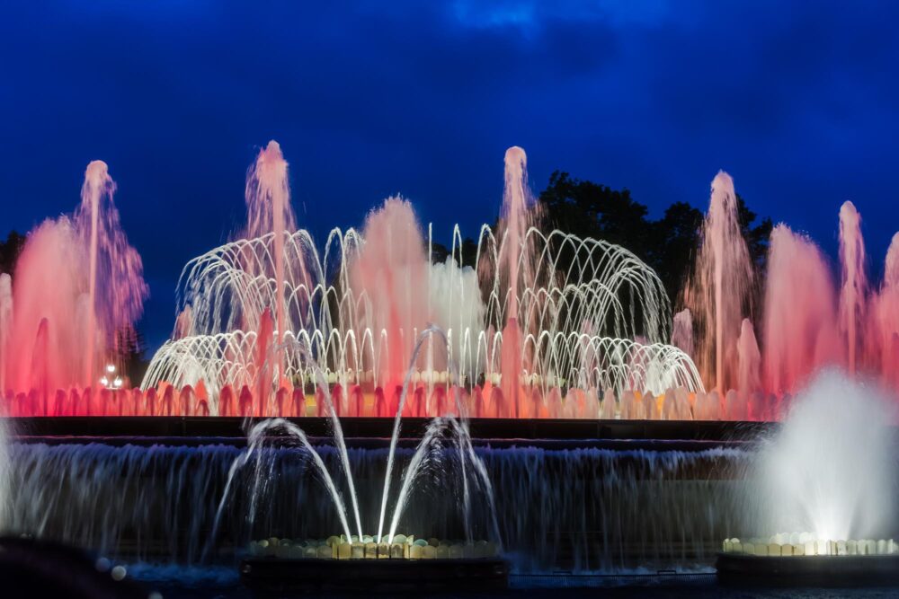 Les couleurs de la fontaine magique de Montjuïc à Barcelone