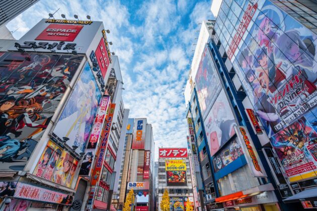 Les immeubles colorés du quartier Akihabara à Tokyo