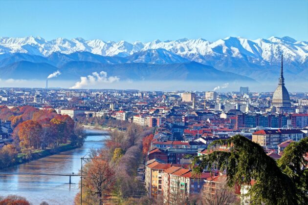 L'incroyable vue de Turin et les Alpes enneigées