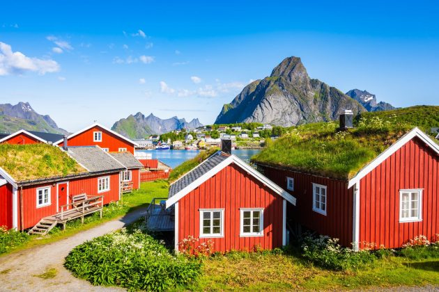 Maisons rouges traditionnelles dans les Îles Lofoten en Norvège