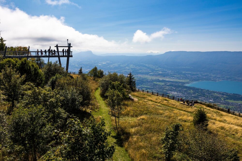 Ponton en bois du mont Revard, offrant une vue sur le lac du Bourget et la ville d'Aix-les-Bains