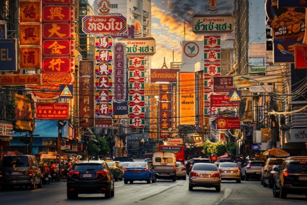 Rue de Chinatown à Bangkok le soir