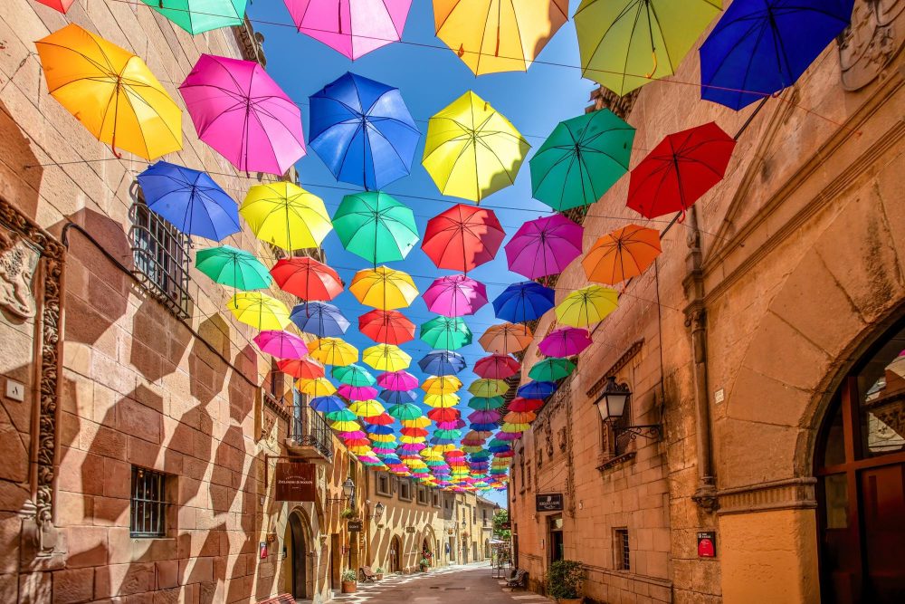 Une ruelle décorée de parapluies colorées au Poble Espanyol à Barcelone