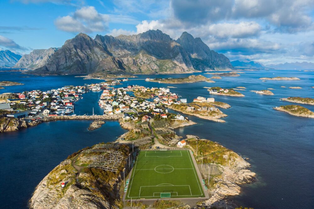 Vue aérienne de Henningsvær, Îles Lofoten, Norvège