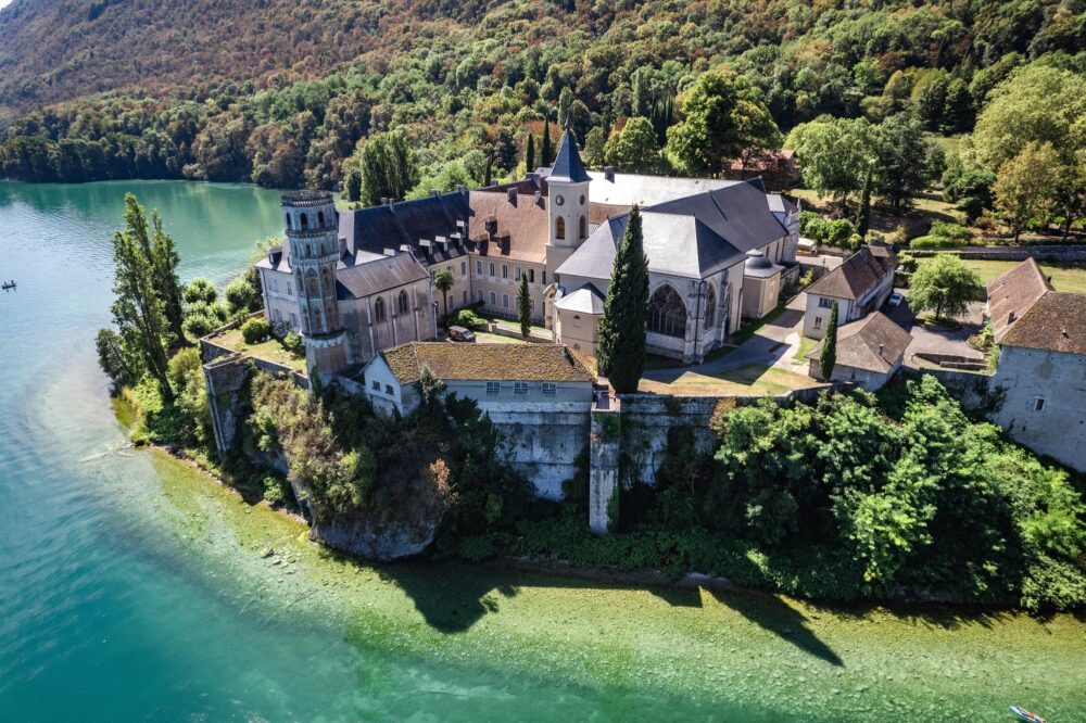 Vue aérienne de l'abbaye de Hautecombe en Savoie, près d'Aix-les-bains, France