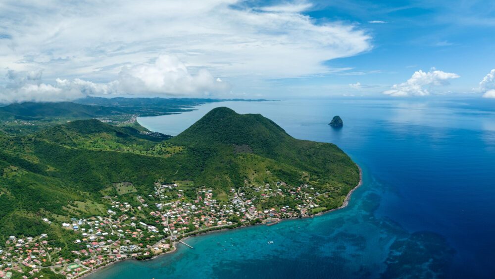 Vue aérienne du Morne Larcher et le rocher du Diamant en Martinique