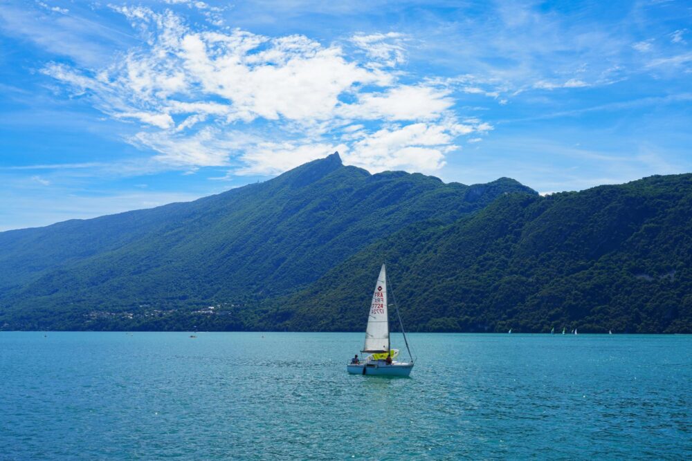 Vue des bateaux sur le lac du Bourget à Aix-Les-Bains