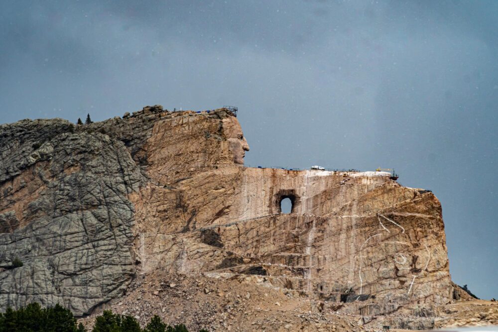 Vue latérale de la Statue du Crazy Horse à visiter dans le Dakota du Sud