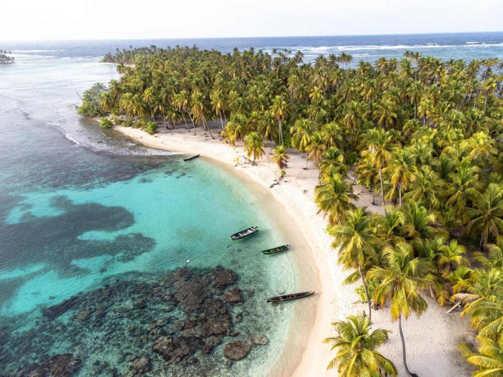 Archipel des San Blas au Panama, vue aérienne d'une plage avec cocotiers et eau transparente