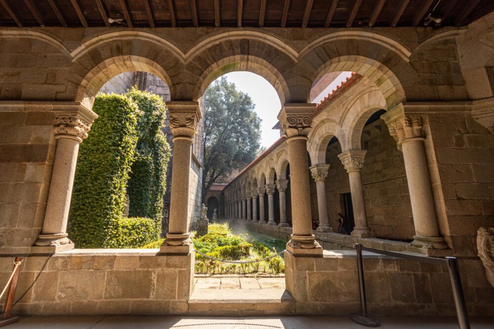 Cloître de l'église de Nossa Senhora da Oliveira et du musée Alberto Sampaio