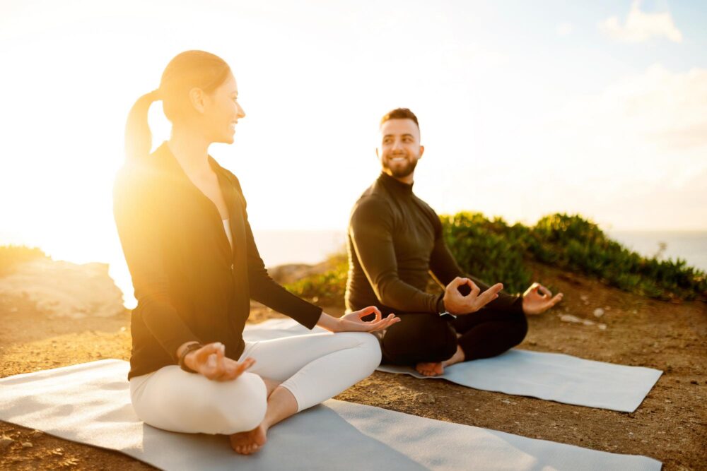 Couple en position de méditation dans le Luberon, Provence-Alpes-Côte d'Azur