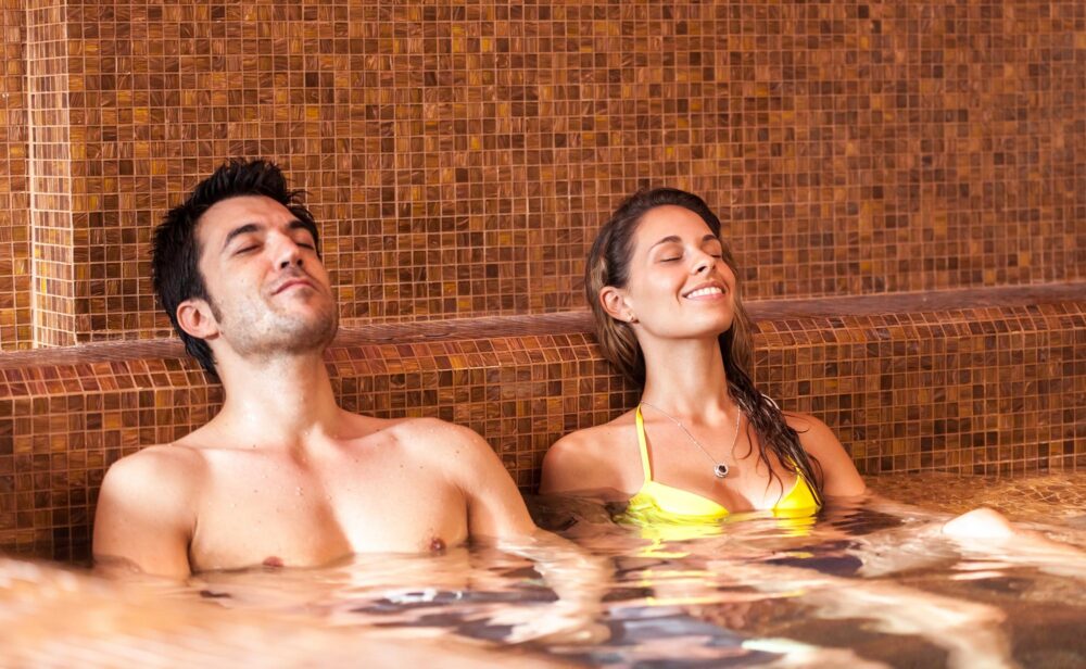 Couple se relaxant dans les thermes de Digne-les-Bains, Provence-Alpes-Côte d'Azur