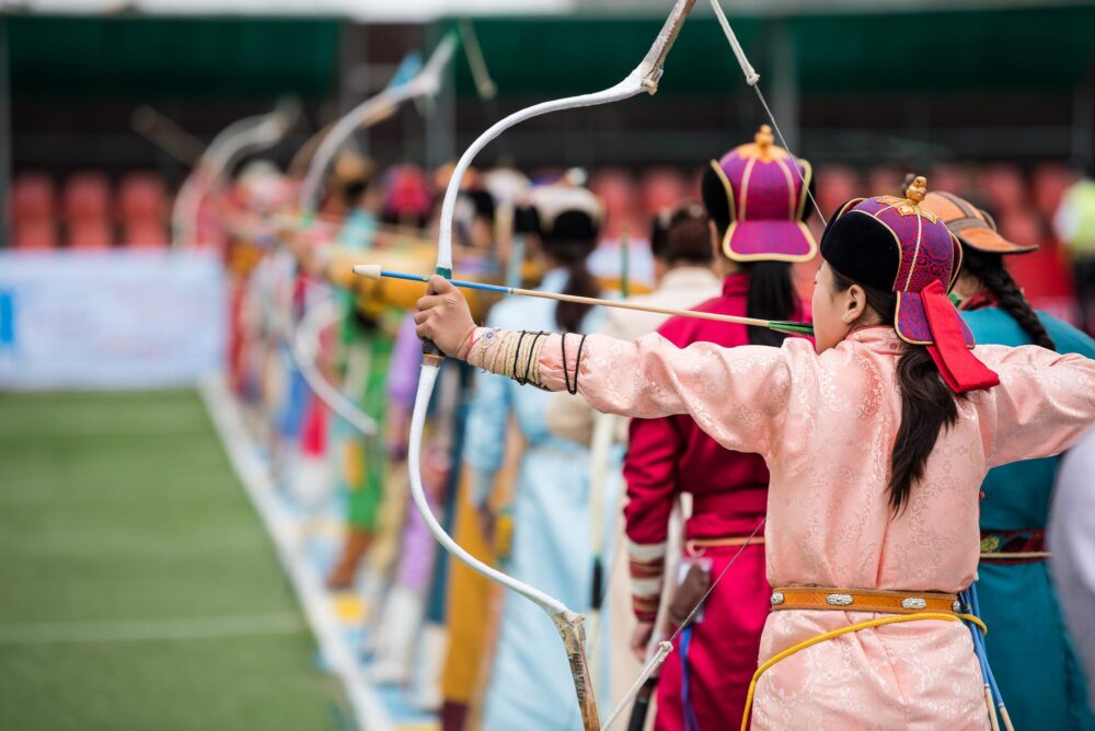 Des femmes en tenue traditionnelle pour l'épreuve de tir à l'arc du festival Naadam en Mongolie