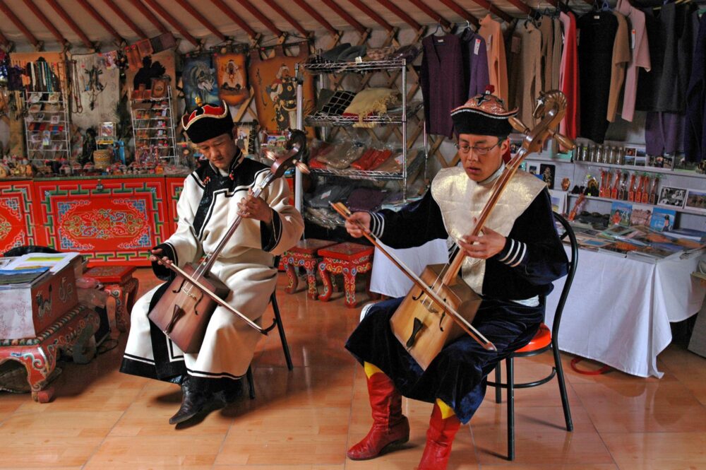 Des musiciens en tenue traditionnelle jouant du morin khuur en Mongolie