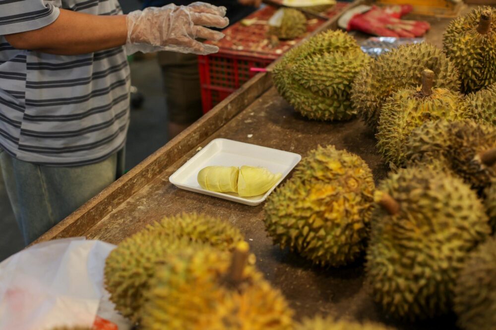 Durian sur un marché de nuit aux Philippines