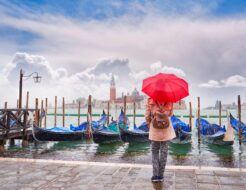 Femme visite Venise sous la pluie