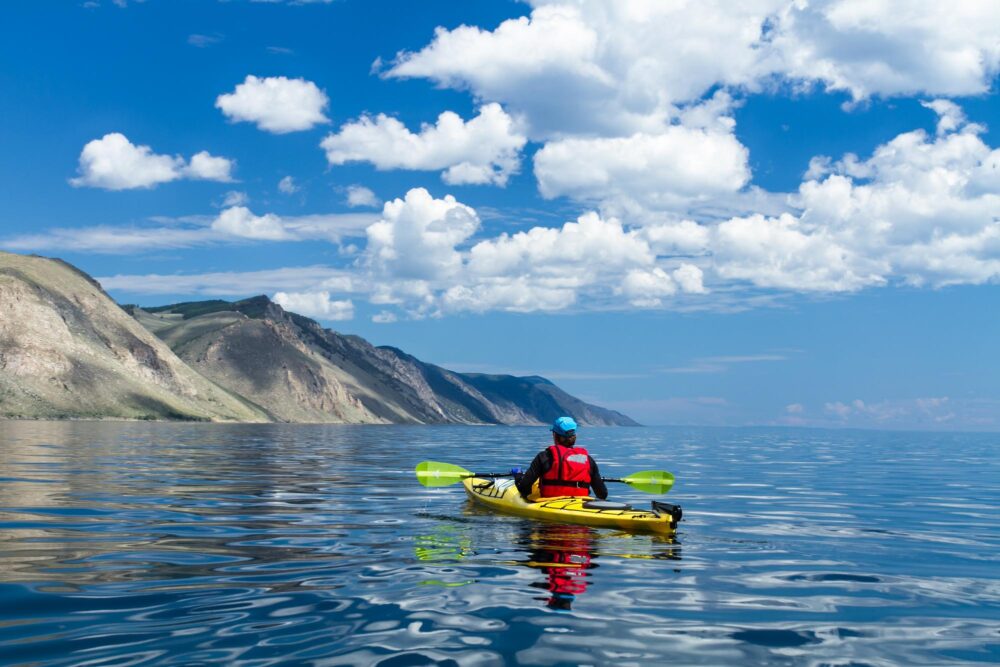 Homme sur un kayak sur le Lac Baïkal en Russie