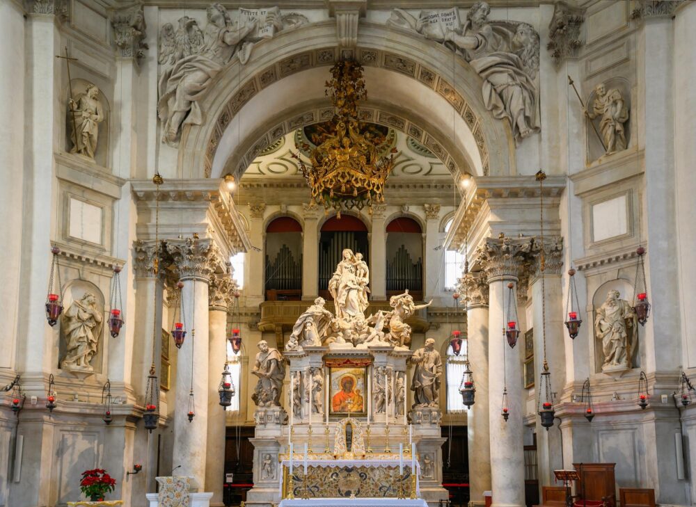 Intérieur de l'église Santa Maria della Salute à Venise