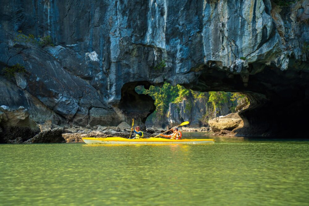 Kayak dans la Baie d’Ha Long, Vietnam