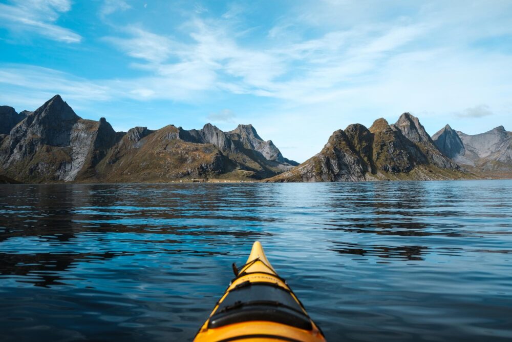 Kayak dans les îles Lofoten en Norvège