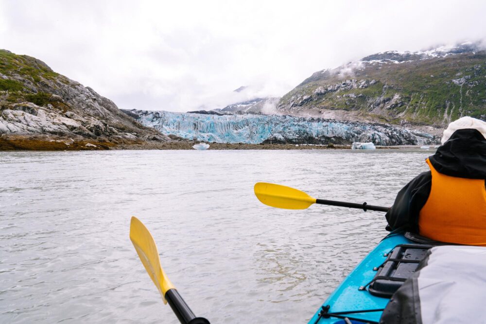 Kayak jusqu'à un glacier dans le parc national Glacier Bay dans le sud-est de l'Alaska en été