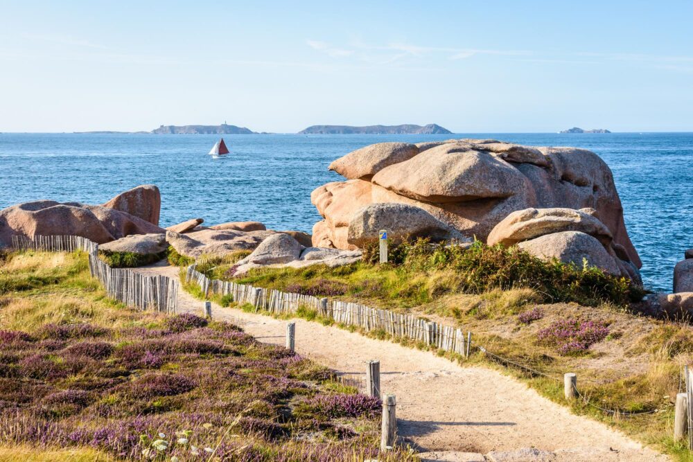 La côte de granit rose sur le sentier des douaniers en Bretagne, France