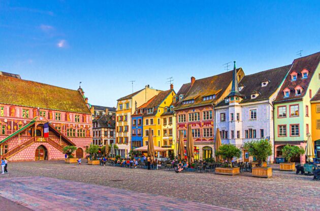 La place de la Réunion et ses façades colorées à Mulhouse