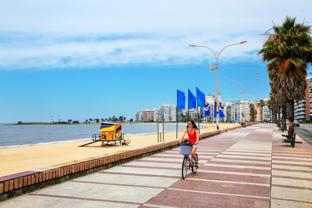La promenade de la Rambla le long de la plage à Montevideo en Uruguay