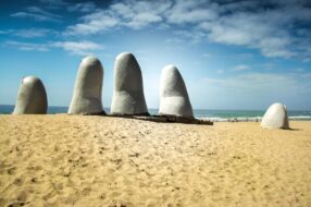 La sculpture de la Main à Punta Del Este, Uruguay