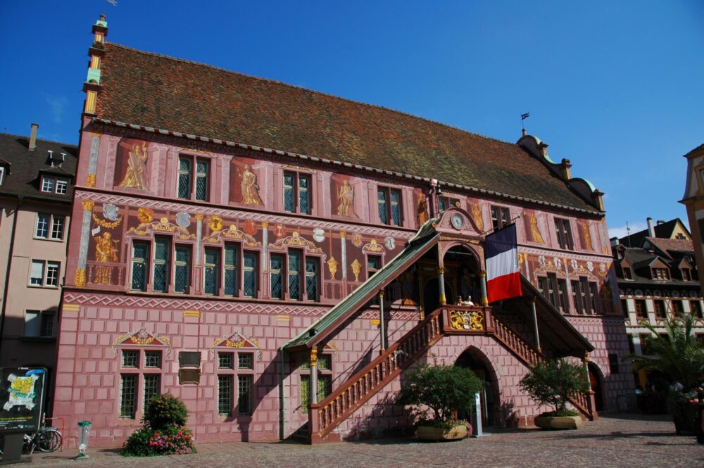 La superbe façade de l’Hôtel de Ville de Mulhouse en Alsace