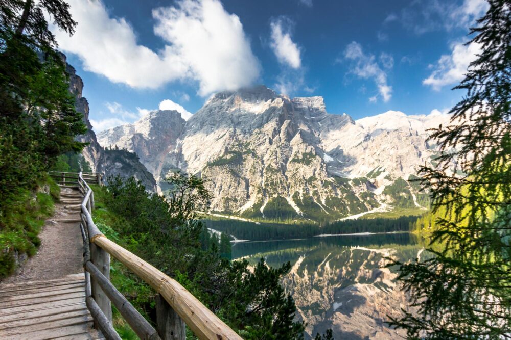 Le Lago di Braies entouré par les montagnes sur l'Alta Via 1 dans les Dolomites en Italie