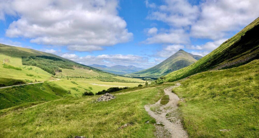 Les montagnes vertes des Highlands en Écosse