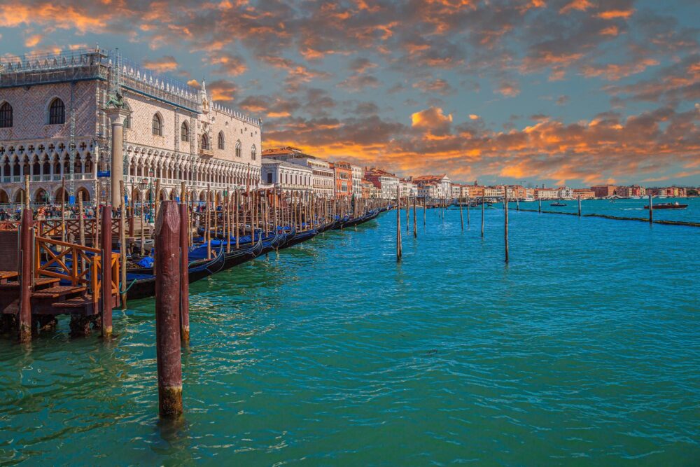 Lumière du coucher de soleil sur la Riva degli Schiavoni