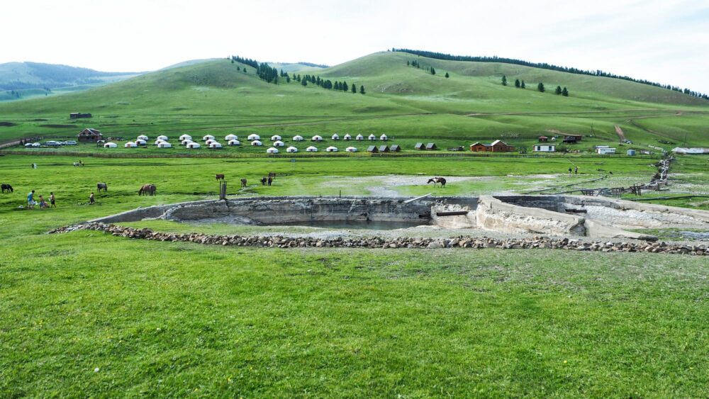 L'un des bassins de sources chaudes de Tsenkher en Mongolie