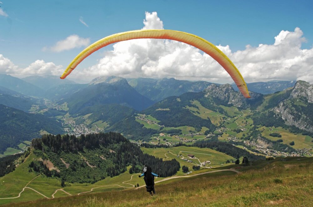 Parapente au-dessus du Grand Bornand