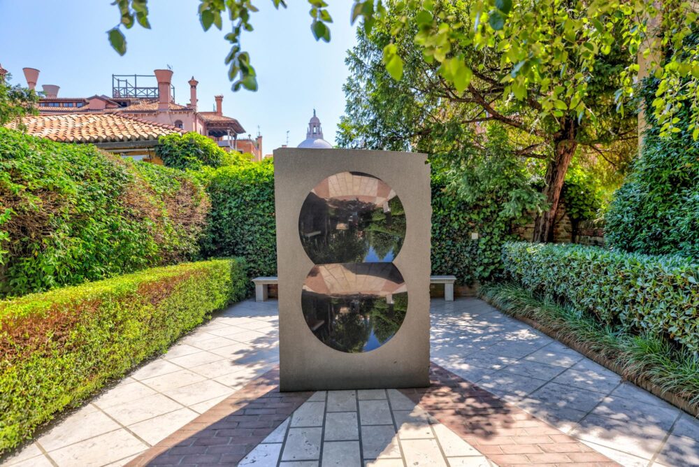 Sculpture dans le jardin de la collection Peggy Guggenheim à Venise