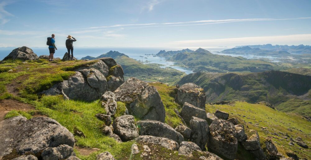 Superbe vue sur les fjords norvégiens depuis le sommet de la montagne Justadtinden sur les îles Lofoten, Norvège
