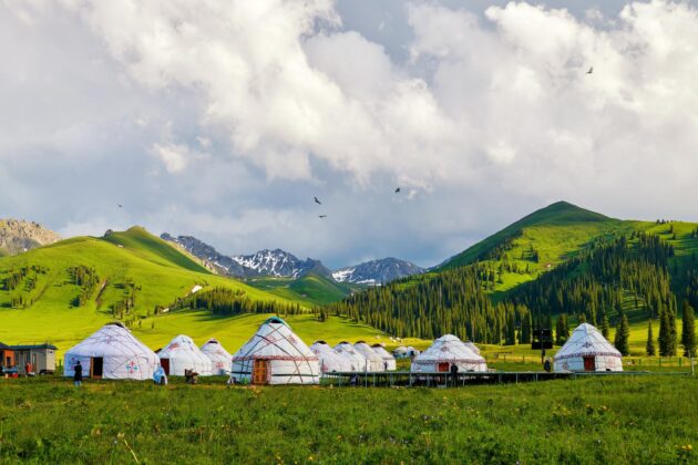 Un paysage typique de Mongolie avec ses yourtes et ses montagnes
