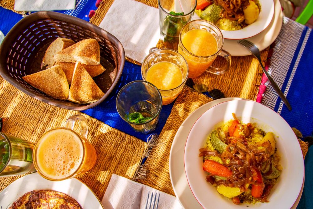 Vue sur des plats typiques marocains sur une table