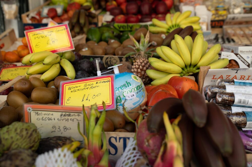 variété de fruits tropicaux frais sur un marché de Corfou
