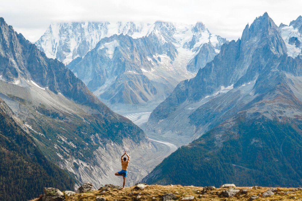 Activité de yoga dans les Alpes, France