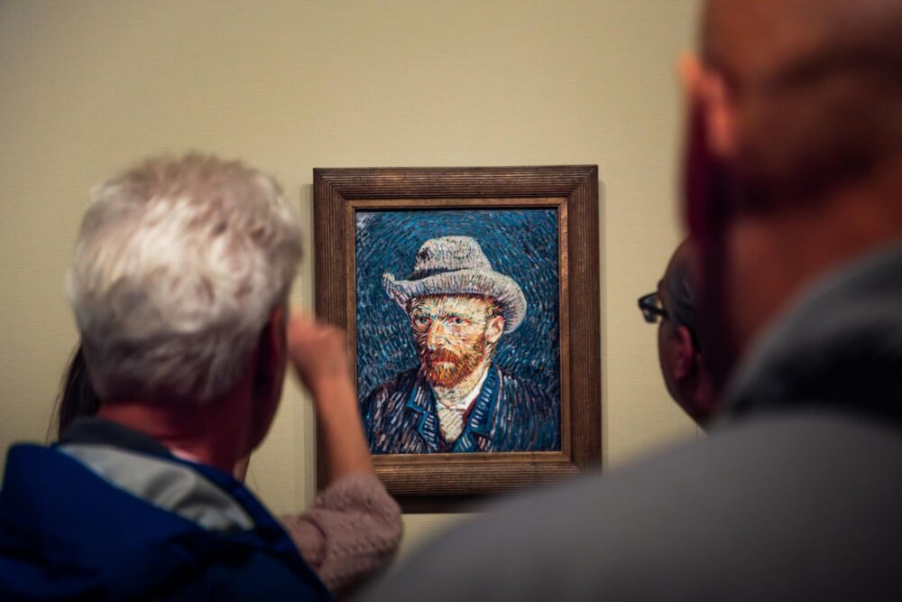 Autoportrait à l'intérieur du musée Van Gogh, Amsterdam, Pays-Bas