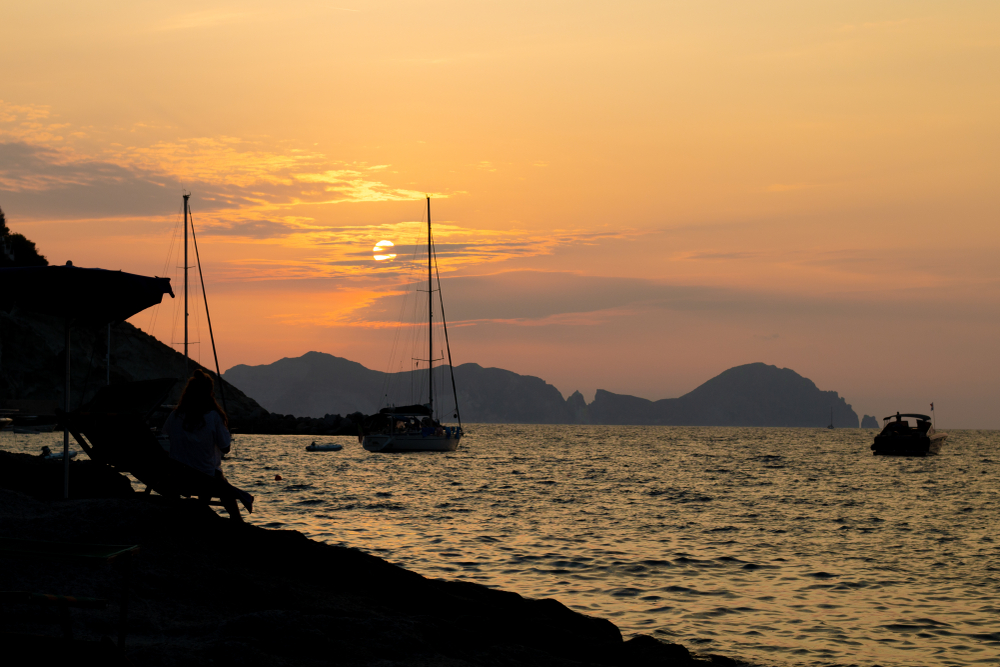 Coucher de soleil depuis Ponza, sur la mer dans les îles Pontines