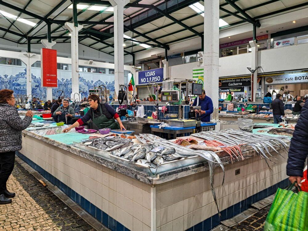 Étal de poisson au Mercado do Livramento à Setúbal, Portugal