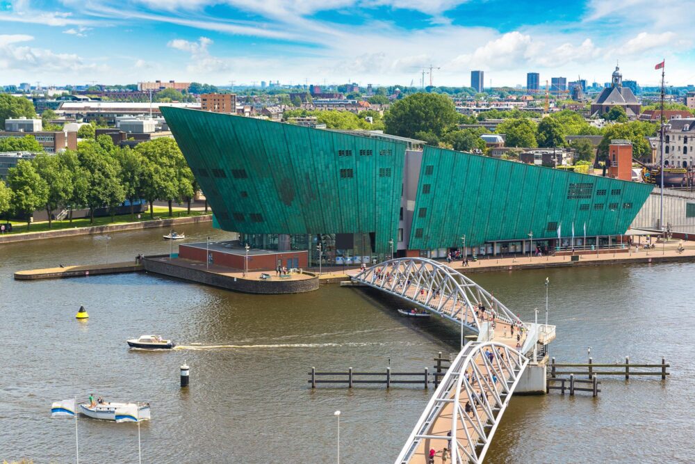 Extérieur du musée des Sciences NEMO à Amsterdam