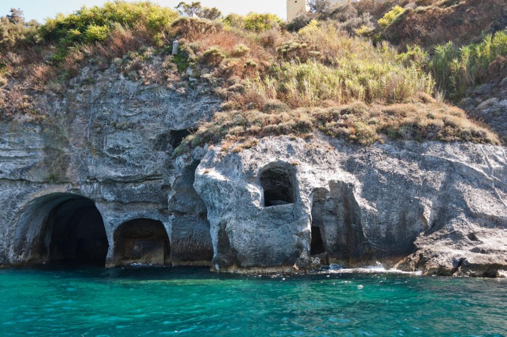 Grotte di Pilato et eau turquoise sur l'ile de Ponza