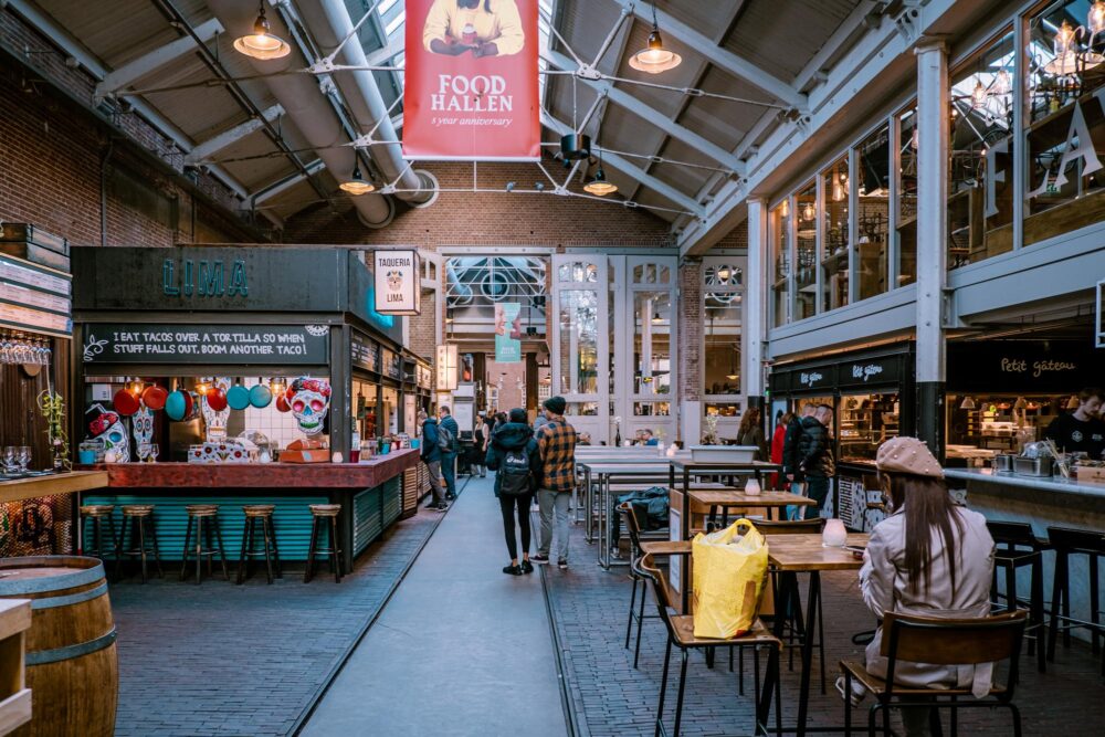 Intérieur du Foodhallen à Amsterdam