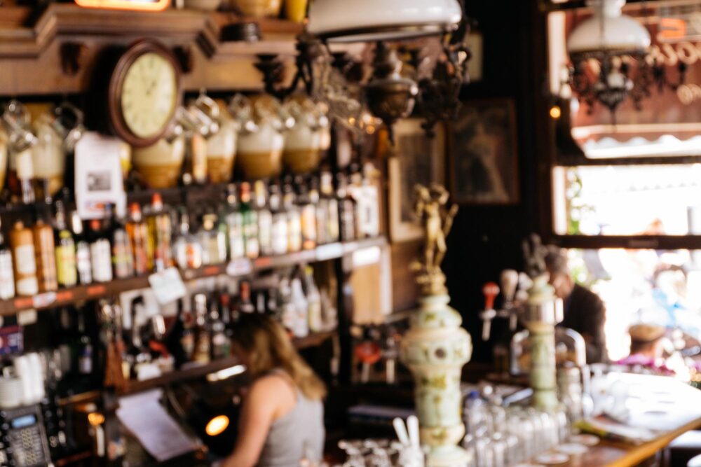 Intérieur d'un café brun à Amsterdam