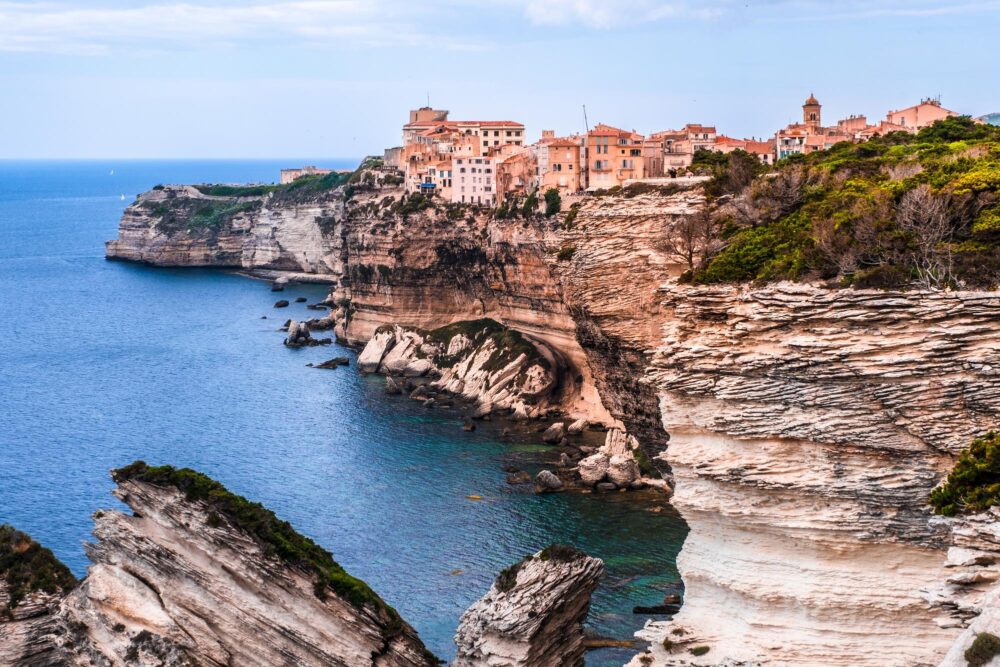 La citadelle de Bonifacio perchée sur une falaise calcaire, Corse