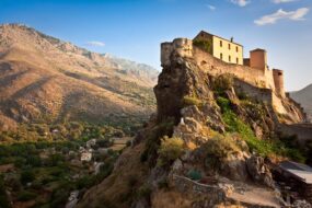 La ville de Corte surplombée par sa citadelle, Corse